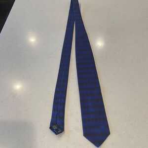 Versace men’s tie excellent condition 100% silk, very nice see logo lower front.
